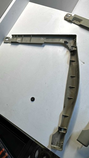 kunststofftteil Gehäuse MASKOWNICA SITZ des Beifahrers SAAB 9-3 93 12794275 JASNY