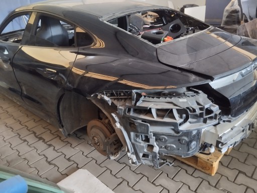 Porsche taycan 4s седан задня чверть права ліва задня планка ванни