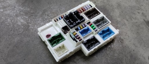 Модуль блока предохранителей peugeot 308 iii t10 p5 985162268000