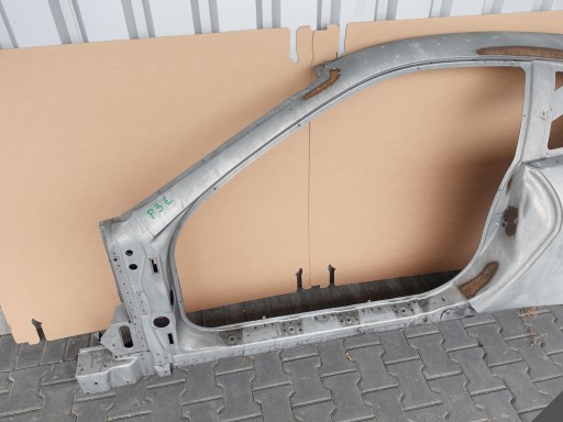 MASERATI GRANTURISMO blatník záď levý sloupek BOK P
