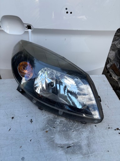 light front right Dacia Sandero and Europa stan bdb