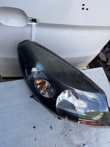 light front right Dacia Sandero and Europa stan bdb