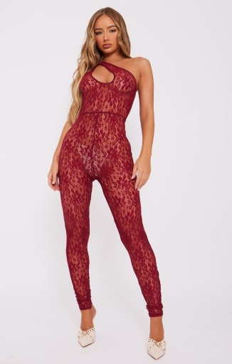 PRETTYLITTLETHING BORDOVÁ ČIPKOVANÁ KOMBINÉZA ASYMETRIA 175 NG4__2XS