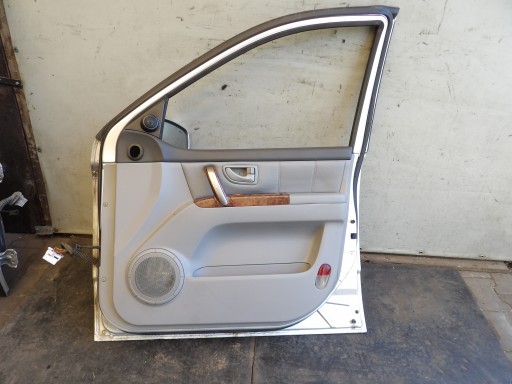 Kia Sorento and door front right YL