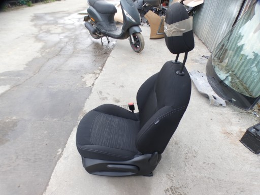 seat left right Peugeot 208 and Europa