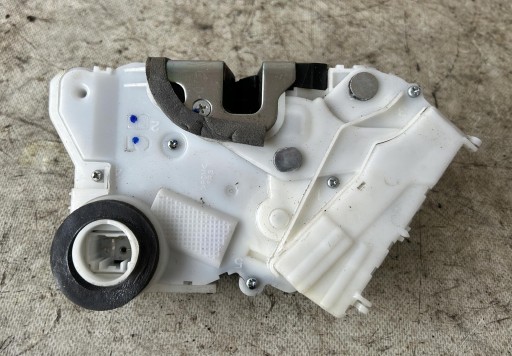 zámek dveře pravý předek TOYOTA YARIS III 5D