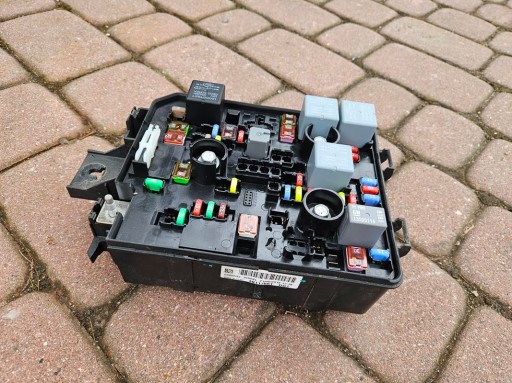 Блок запобіжників 1.2 1.4 bsi європа opel corsa e 39117551