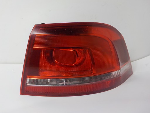 VOLKSWAGEN PASSAT B7 KOMBI feu droit arrière arrière 3AF945096C