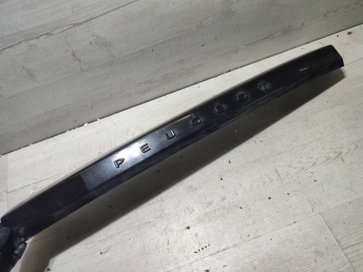 Peugeot 2008 II 2020 side / upholstery of the rear bonnet boot