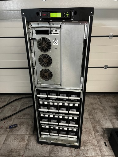 ИБП APC Smart-UPS VT Frame 20 кВА, 400 В ИБП APC 3F SUVTPF20KB4H поврежден