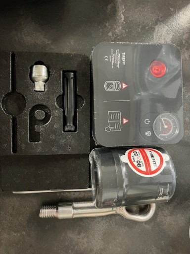 АВТОМОБІЛЬНИЙ КОМПРЕСОРНИЙ ПЕНАЛ