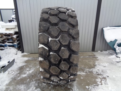 26. 5R25 Michelin X Trac Defend