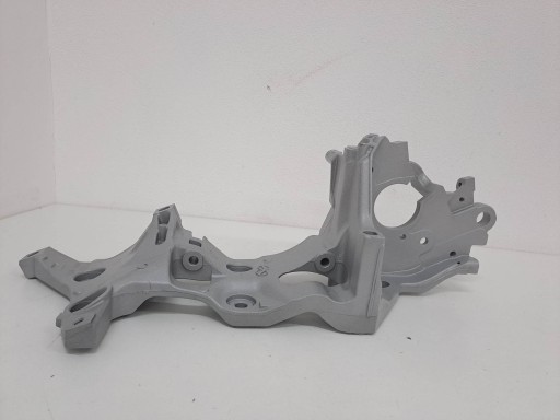 04L903143E - ЛАПА БАЗА ГЕНЕРАТОРА 1.6 2.0 VW 04L903143D