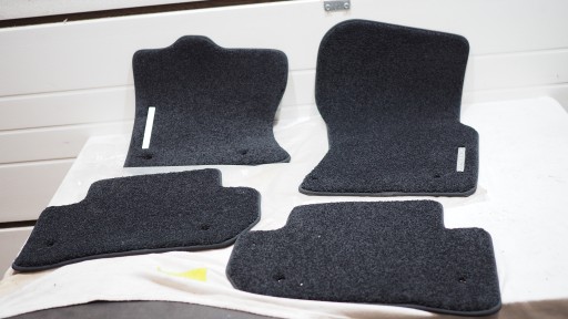 Нові велюрові килимки Range Rover Velar чорні