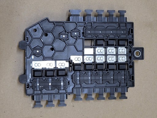 compartment BEZPIECZNIKOWY ROZDZIELACZ PRADU MERCEDES C W205 A2055402850 OE EU