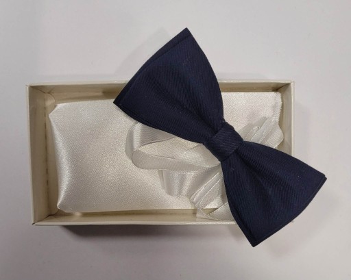 СТАНДАРТ ТЕМНО-СИНІЙ МЕТЕЛИК КИШЕНЬ КВАДРАТ БІЛИЙ, розміри 4-10 років