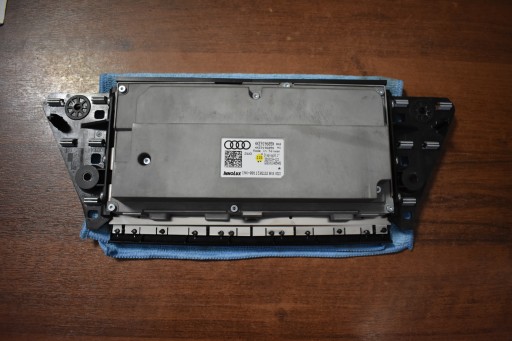 IDEALNY EKRAN display LCD AUDI E-TRON 1