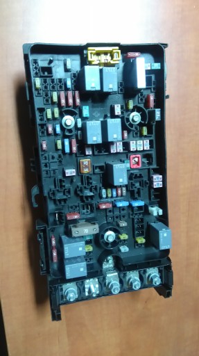 Блок запобіжників jeep kl 68192999ad