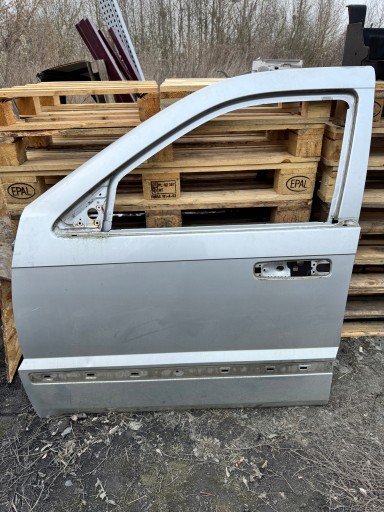 Jeep grand cherokee wk левая передняя дверь голая