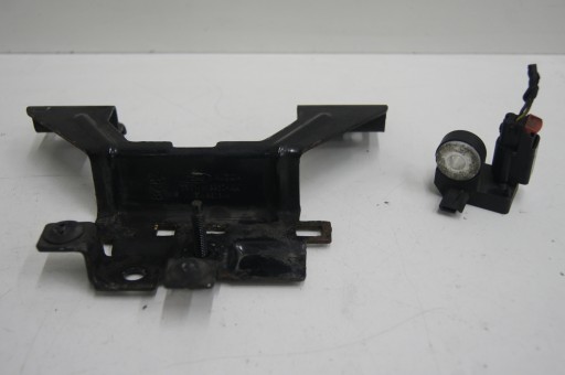 8V51-14B006-AC 8V51-A16860-AA - Fiesta MK7 датчик удару стійка