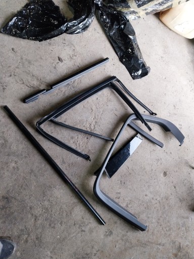 X2536900487 - MERCEDES W253 X253 GLC SUV уплотнитель двери правый задний подоконник AMG молдинг