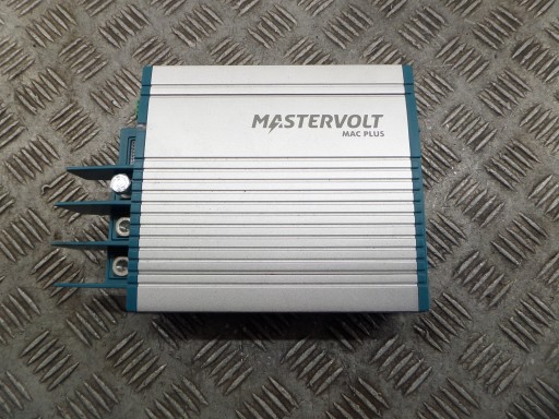 MASTERVOLT Booster для зарядки Mac Plus 12/12-50 - міцний зарядний пристрій