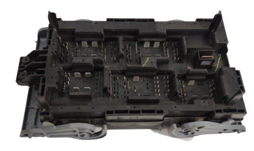 Коробка запобіжників silverado tahoe 07 15925042