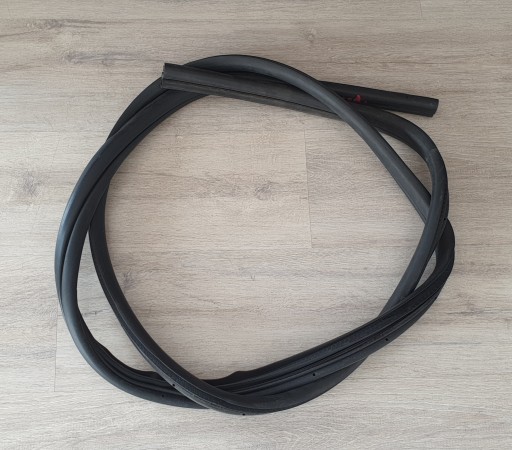 УПЛОТНИТЕЛЬ ДВЕРИ ПЕРЕДНИЙ ЛЕВЫЙ JEEP CHEROKEE KJ 01-07