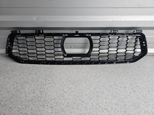 Bmw m5 f90 передний бампер центральная решетка 51118080602