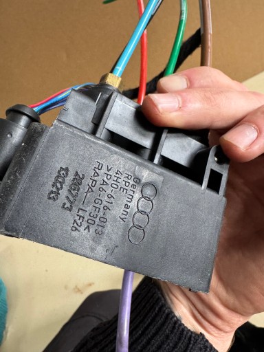 Rozdzielacz air valves springing wyspa Audi A6 A7 A8 RS7 4H0616013