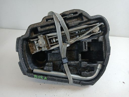 VW GOLF IV A3 8L emelő lehúzó kulcs WKLAD kerekek tartalék 8L0011031A