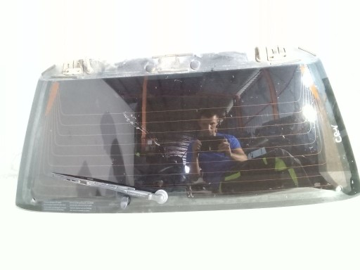 Honda CRV and window uchylna z of the rear bonnet