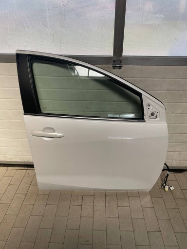 Tür vorne vorne Seite rechts Mazda 2 2024 chrom wie neu! 089