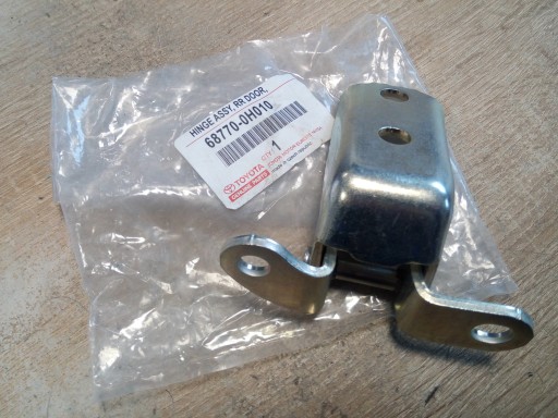 68770-0H010 - ПЕТЛЯ ДВЕРІ TOYOTA AYGO C-HR YARIS ЗАДНЯ НОВА ОРИГІНАЛЬНА*
