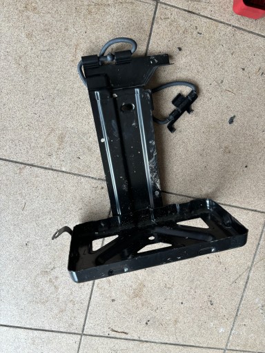 Lexus IS III 300h 2.5 підстава і тримач акумулятора