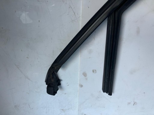 RÁM těsnění dveře levý předek OPEL CORSA F 9823226680