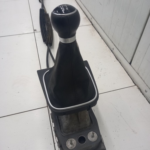 trim changes of the gear VOLKSWAGEN GOLF 5 1K0711061A