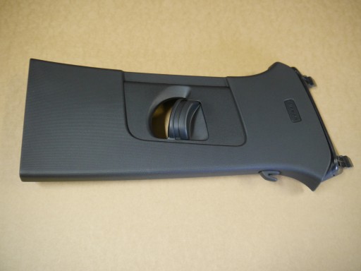 4PK - AUDI Q3 83A крышка правой стойки 83A867244B