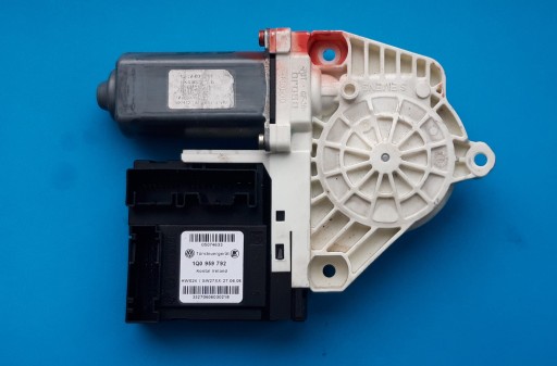 1 - VOLKSWAGEN EOS кабріолет Переднє скло МОТОР Лівий WWA