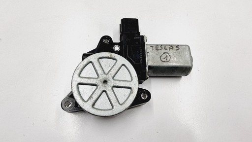 ЛЮК НА ДАХУ TESLA S