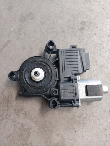 Мотор заднього скла tiguan 5nn 2q0959408