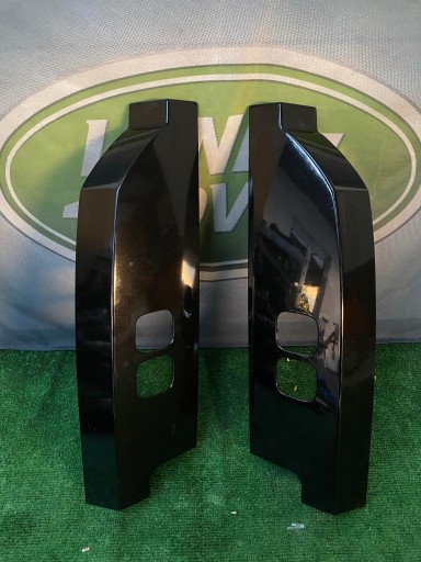 L8B2-28661-ACW - DEFENDER L663 накладка на задний левый фонарь