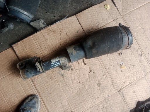 4.4 - Пошкоджений лівий передній амортизатор range rover vogue l322
