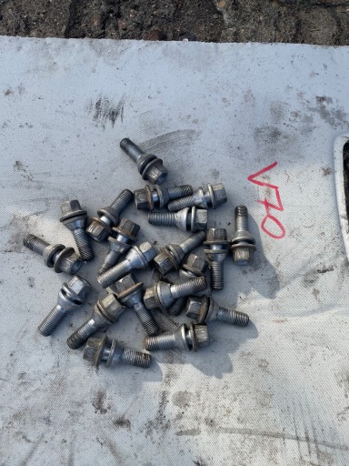 Volvo оригінальні колісні болти в зборі