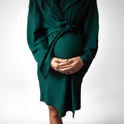 Pohodlný župan s kapucňou pre mamičky do nemocnice na pôrod zelený