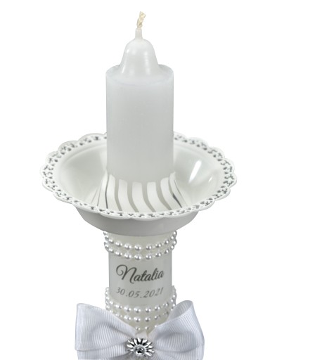 Біла свічка капає