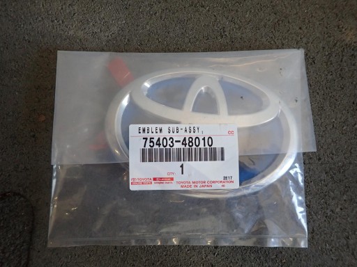 Эмблема на хэтч TOYOTA CAMRY PRIUS 75403-48010