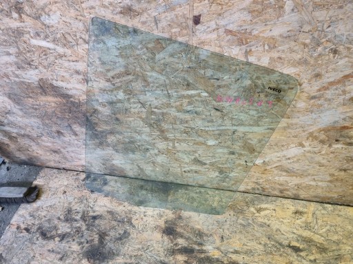 IVECO STRALIS HI-WAY E6 переднее левое стекло 17R