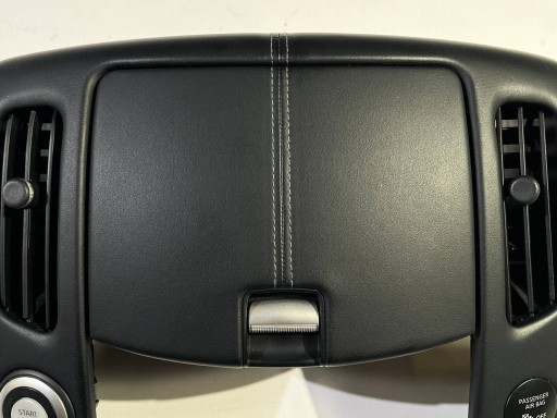 passenger compartment of the dashboard rozdzielczej consoles dekor frame grid air conditioning devices Nissan 370Z