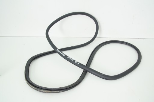 DOOR SEAL RIGHT TOUAREG 4.2 AND 7L 04